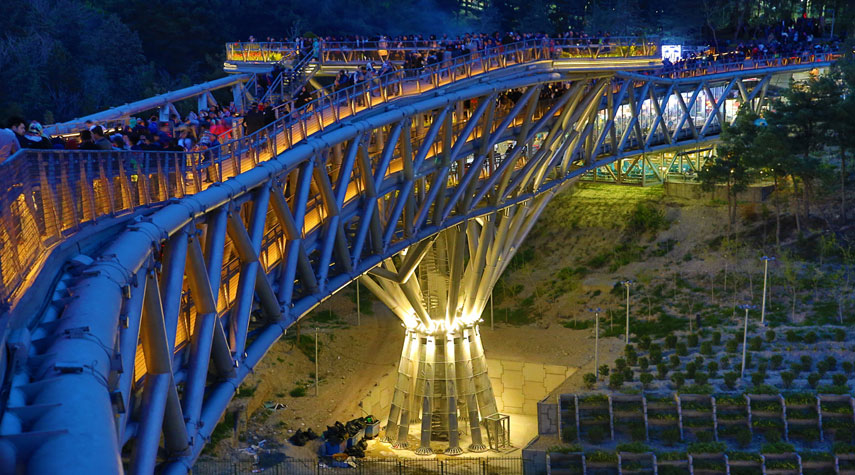 "جسر الطبيعة" في طهران