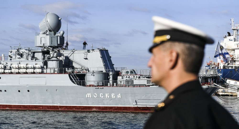 أسطول روسي يراقب مدمرة أمريكية في البحر الأسود
