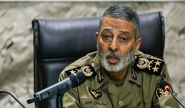 قائد الجيش الايراني يشيد بالكادر الطبي في مواجهة كورونا