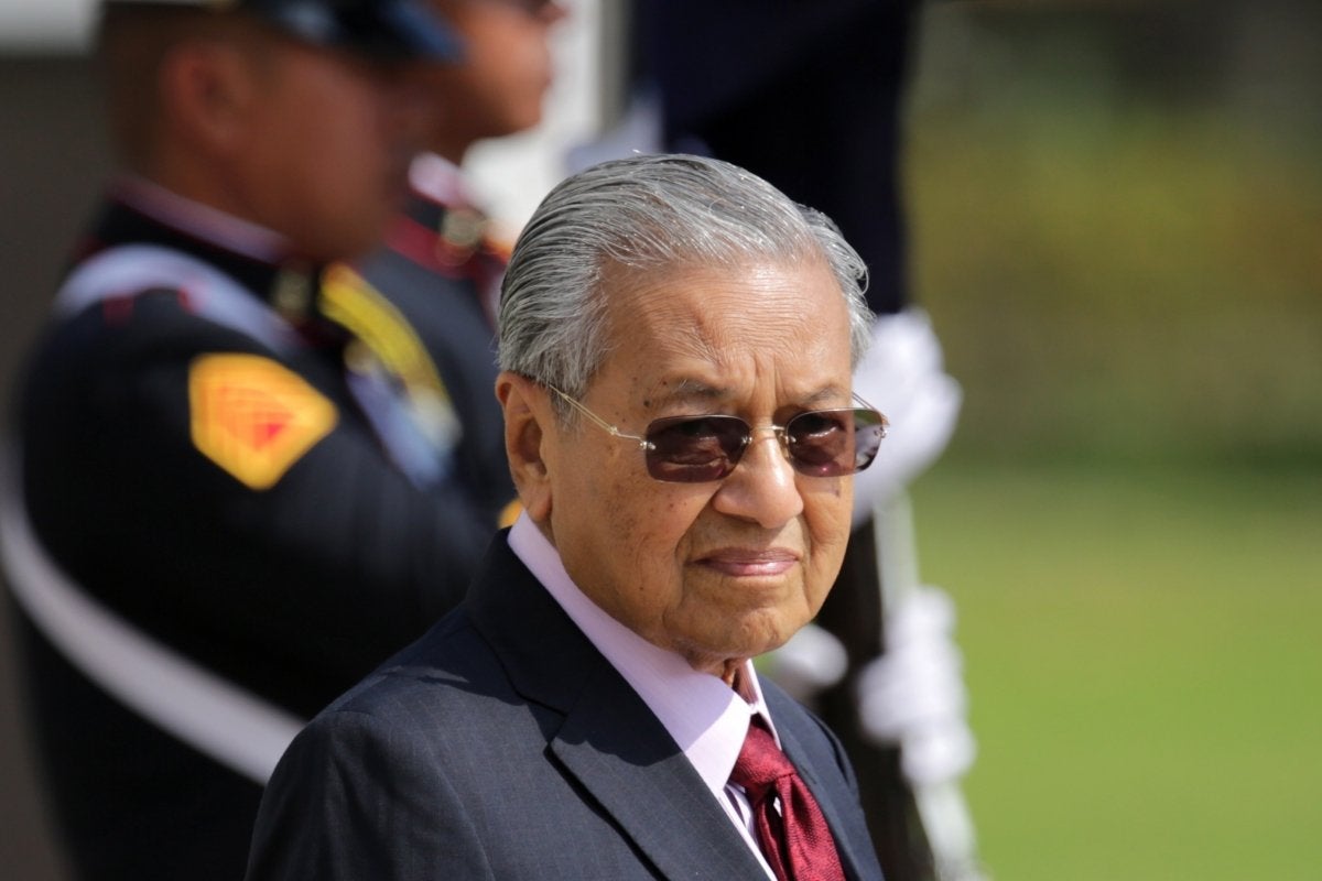 اعفاء الدكتور مهاتير محمد من رئاسة وزراء ماليزيا