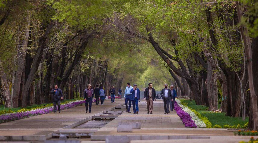 جمال شارع جهار باغ في فصل الربيع باصفهان