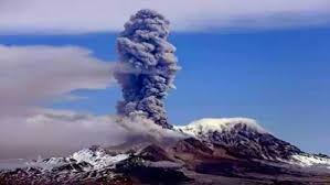بركان يطلق عمودا من الرماد بارتفاع 6 كيلومترات