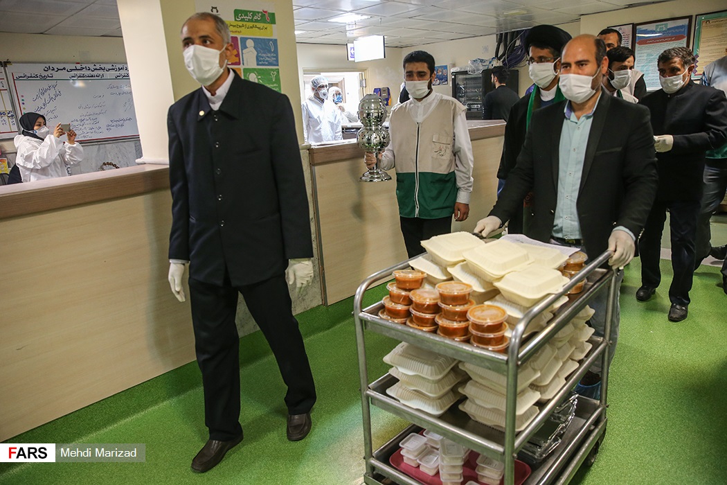 العتبة الرضوية تبادر بتوزيع وجبات غذائية على مرضى كورونا 