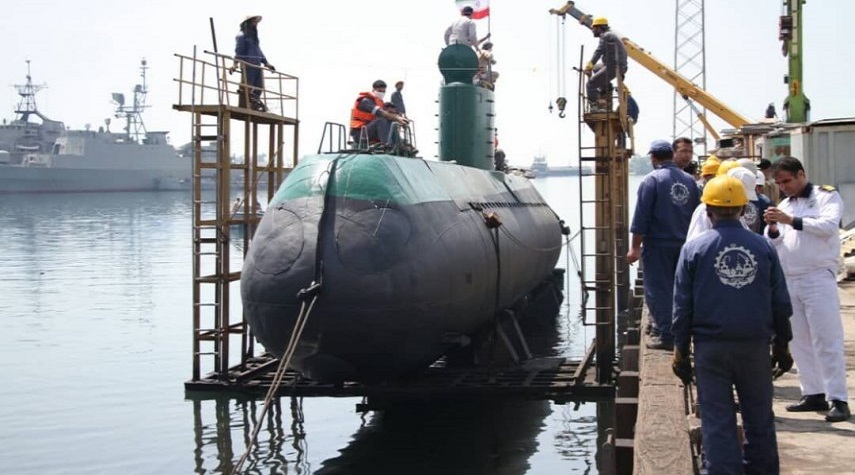 اجراء عملية صيانة لغواصة غدير للقوة البحرية الايرانية