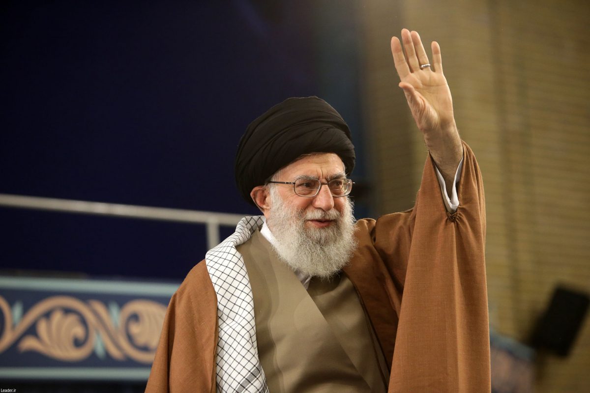 تحيات قائد الثورة لافراد الجيش الايراني