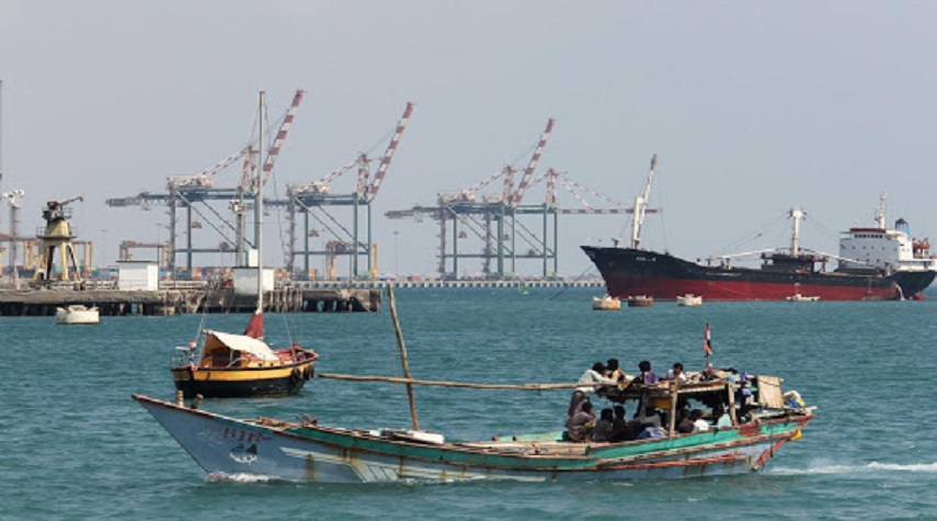 العدوان السعودي يحتجز 18 سفينة مشتقات نفطية في عرض البحر