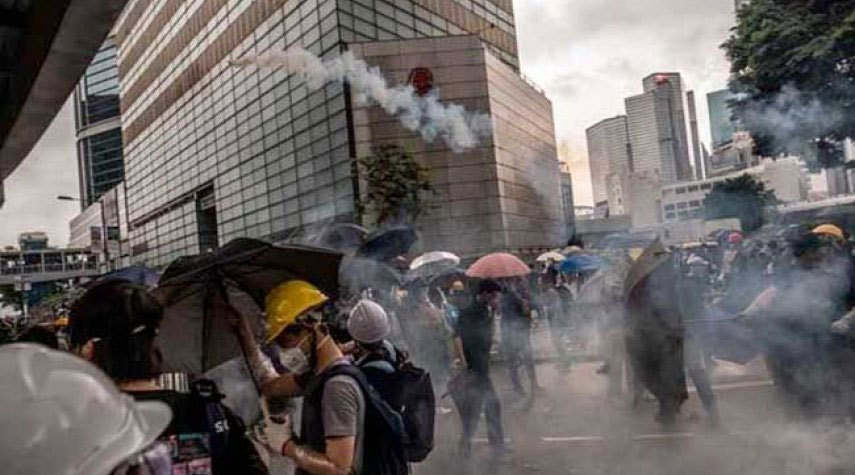 الشرطة تطلق قنابل الغاز لتفريق محتجين معارضين للحكومة في هونغ كونغ
