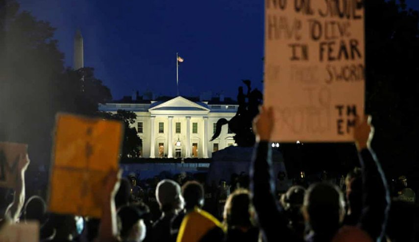  الشرطة الأميركية تتصدى لمتظاهرين وصلوا البيت الأبيض 
