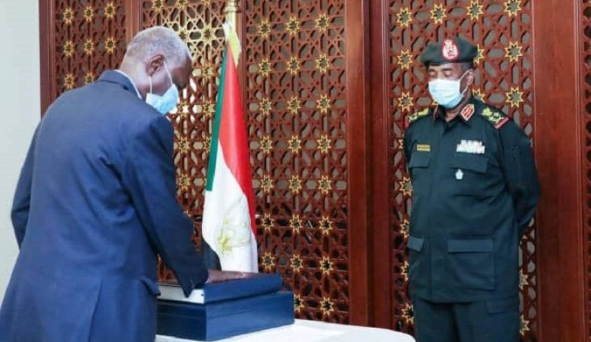 وزير الدفاع السوداني الجديد يؤدي القسم امام البرهان
