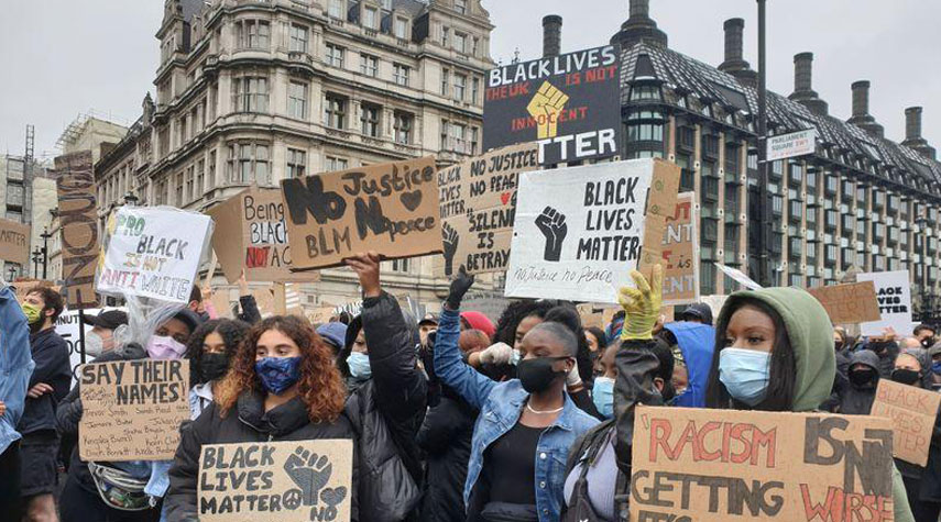 محتجون مناهضون للعنصرية في بريطانيا يشتبكون مع الشرطة