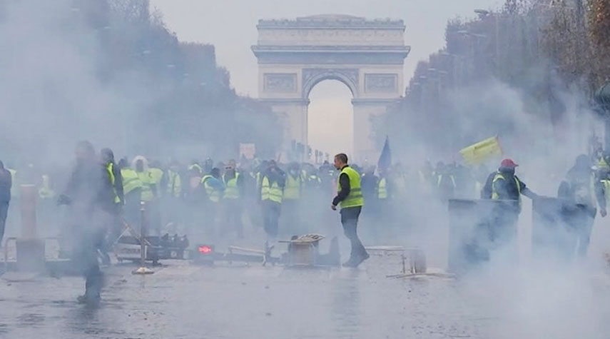الشرطة الفرنسية تستخدم الغاز المسيل للدموع لمواجهة محتجين