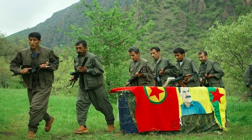 عناصر PKK تمزق العلم العراقي في كركوك وترفع علم الحزب