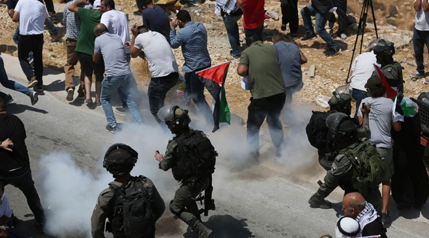 إصابة عشرات الفلسطينيين إثر قمع الاحتلال مسيرة شعبية في الضفة