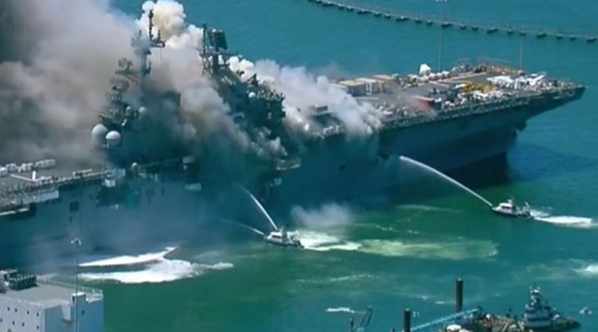 حريق كبير في سفينة تابعة للبحرية الأميركية