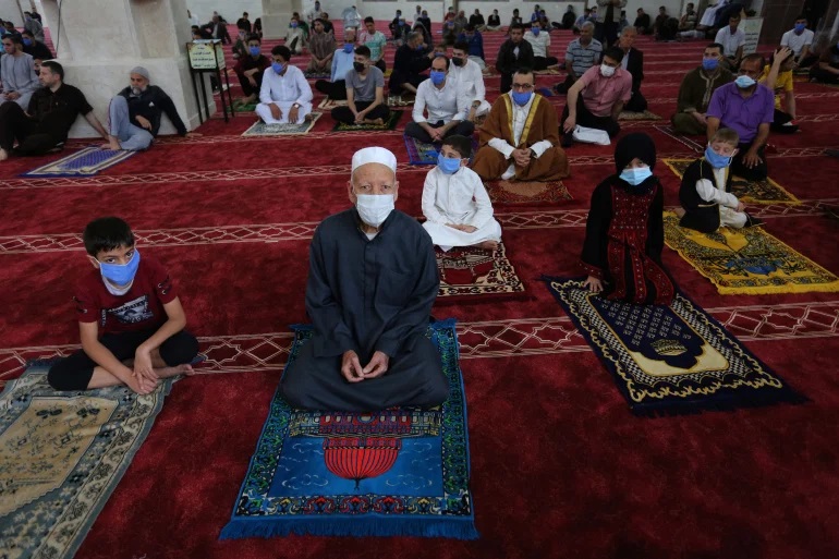 دول عربية تمنع صلاة عيد الأضحى بالساحات والمساجد