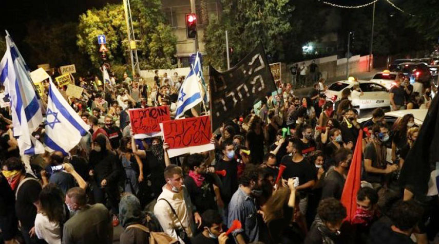 سلطات الإحتلال تعتقل عشرات المتظاهرين عند مقر إقامة نتنياهو 
