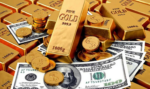 الذهب قرب أعلى مستوياته على الإطلاق والدولار في أسوأ 10 سنوات