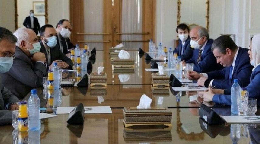 ظريف يدعو لتطوير التعاون بين إيران وروسيا