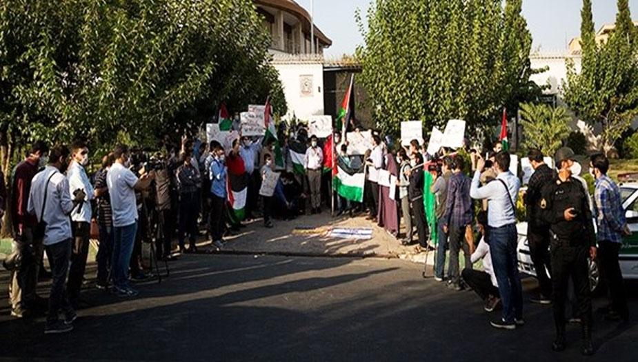 تجمع طلابي مقابل سفارة الامارات بطهران احتجاجا على التطبيع مع الكيان الصهيوني