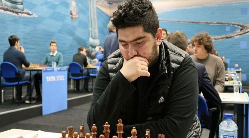 لاعب شطرنج ايراني يفوز على بطل العالم السابق