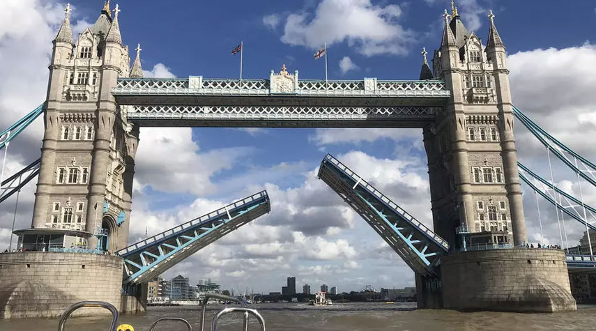 جسر في لندن يتسبب بأزمة سير خانقة