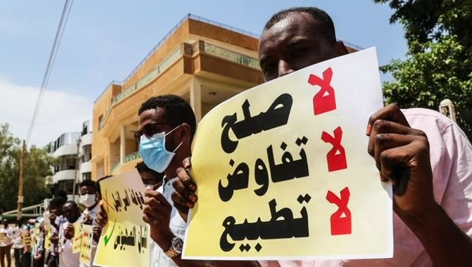 متظاهرون امام سفارة الامارات في الخرطوم ينددون بالتطبيع