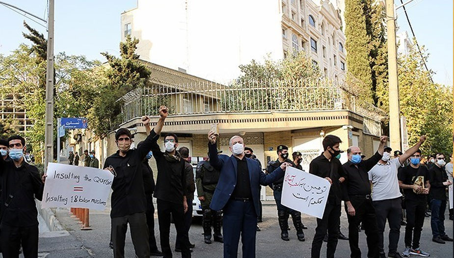 بالصور... تجمع احتجاجي لطلبة الجامعات امام السفارة السويدية في طهران