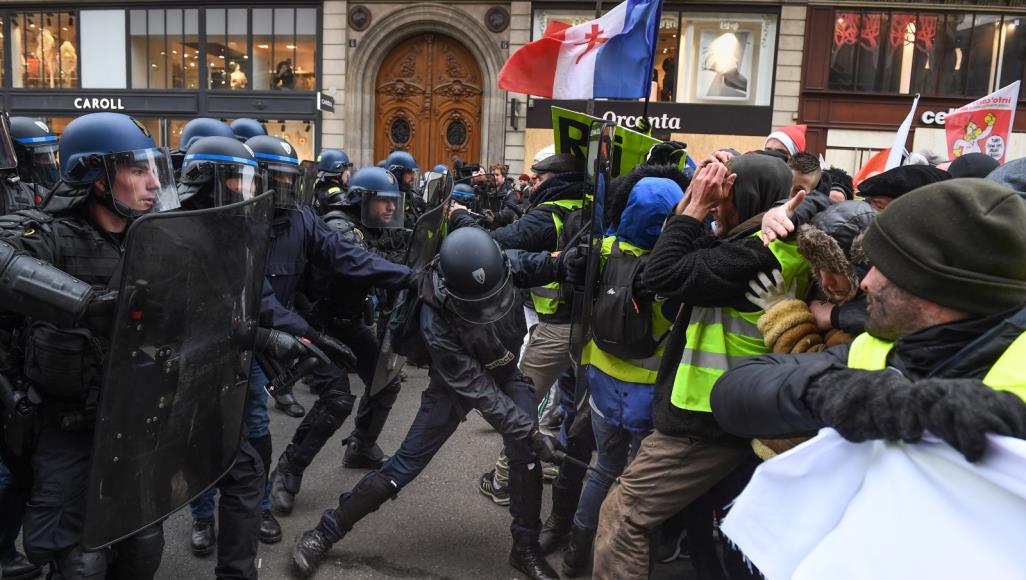  فرنسا... توقيف مئات الاشخاص بعد مظاهرة نشطاء السترات الصفراء