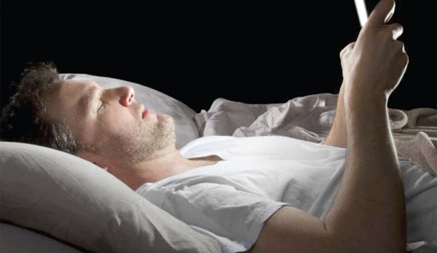 احذر النظر في الشاشات الإلكترونية قبل النوم