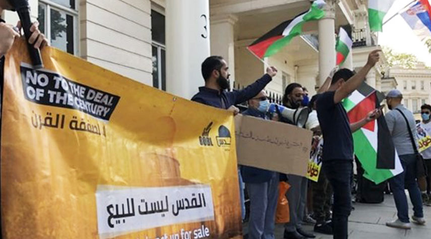 العشرات يتظاهرون أمام سفارة البحرين في لندن رفضا للتطبيع