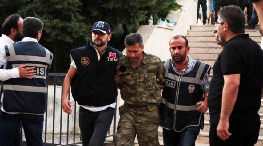 اعتقال أكثر من 90 عسكريا تركيا سابقا للاشتباه في صلتهم بغولن