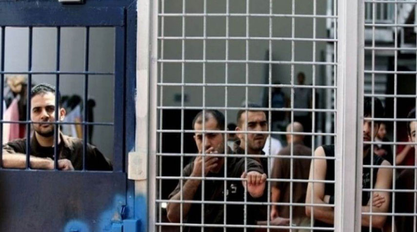 مئات الأسرى الفلسطينيين يستعدون للإضراب عن الطعام..والتفاصيل..