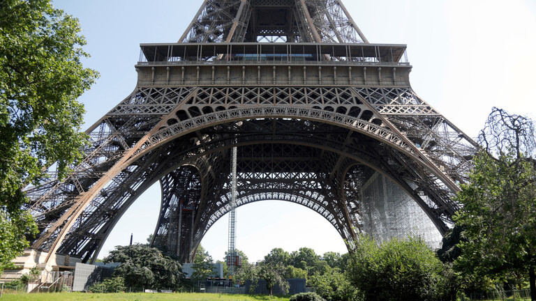 السلطات الفرنسية تخلي برج إيفل