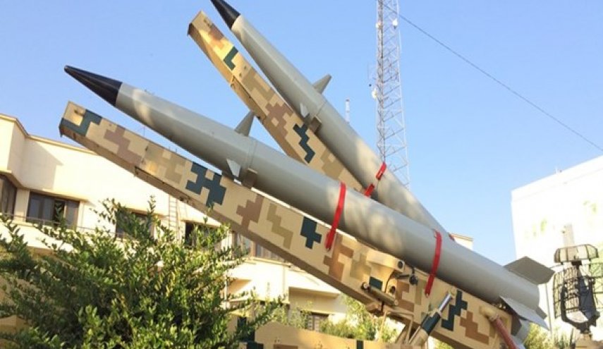 حرس الثورة يعرض منصة لإطلاق صاروخين من نوع رعد500 