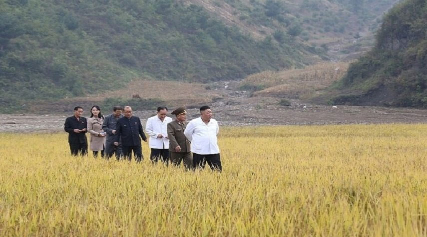 شقيقة زعيم كوريا الشمالية ترافقه في جولة له!