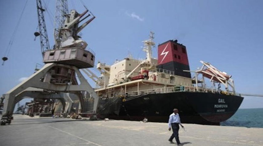 العدوان السعودي يحتجز 19 سفينة نفطية يمنية