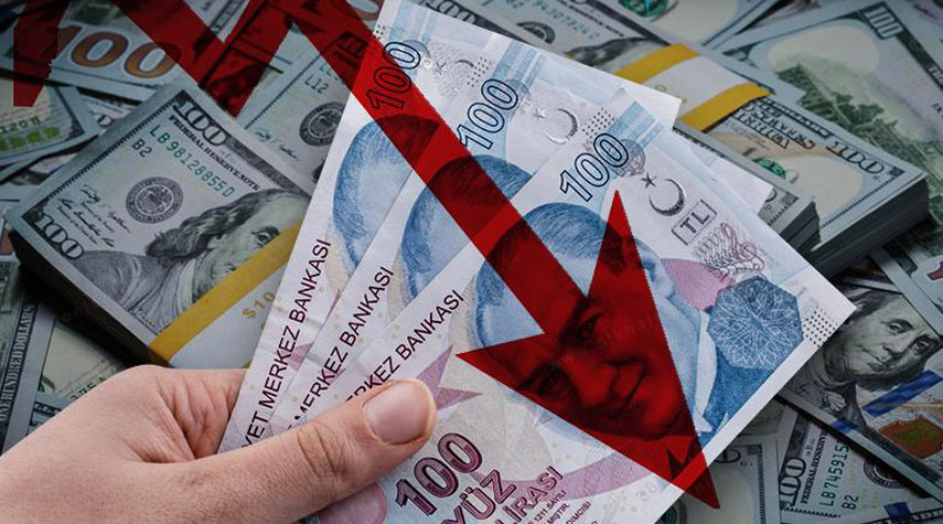 العملة التركية تنخفض قيمتها مقابل الدولار
