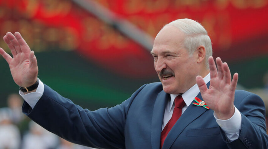 رئيس بيلاروسيا يزور معارضيه المعتقلين في السجن