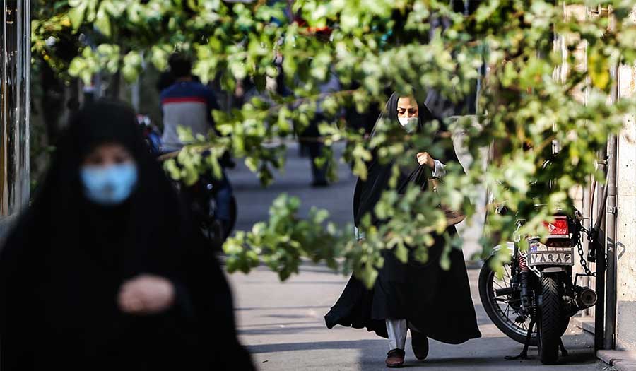 صور.. طهران تشهد سريان قرار «الكمامة عند مغادرة المنزل» 