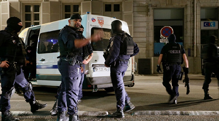40 مسلحا يهاجمون مركزا للشرطة في إحدى ضواحي باريس