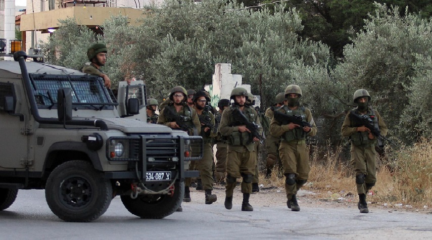 إصابة 10 فلسطينيين برصاص جيش الإحتلال في مخيم الأمعري