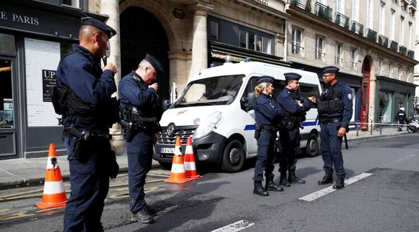 فرنسا... قتيلان في عملية طعن بضواحي باريس