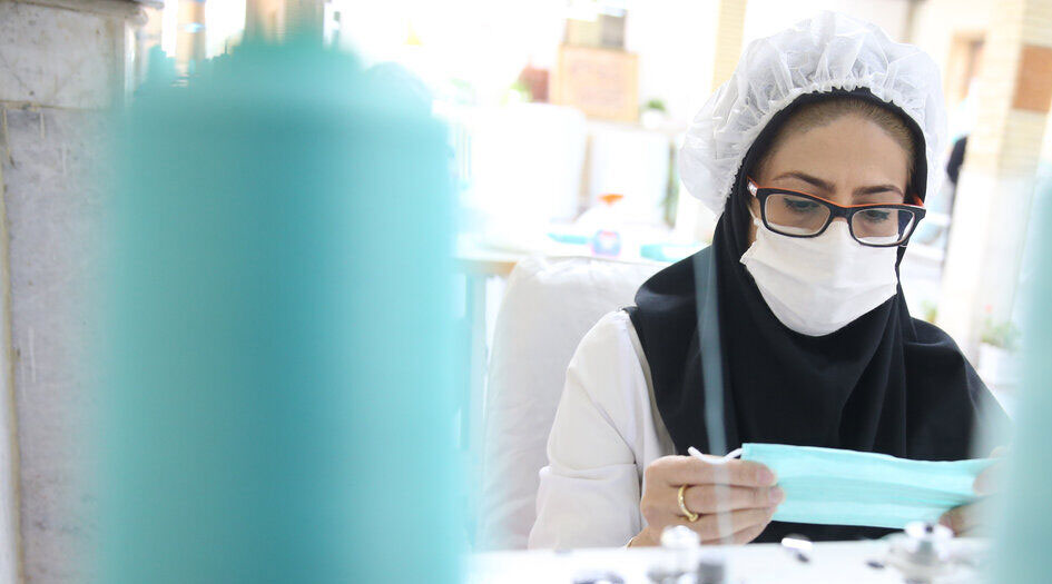 بالصور.. افتتاح خط إنتاج الكمامات الطبية في طهران
