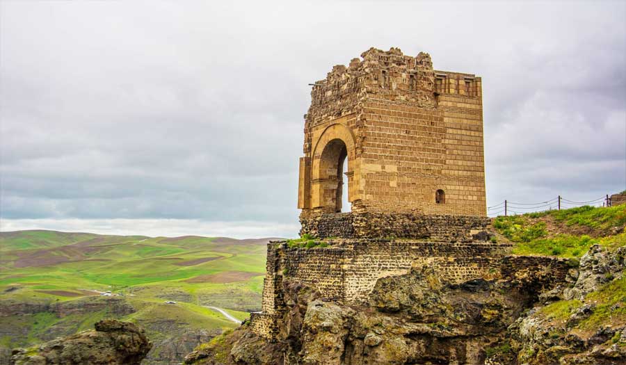 قلعة «ضحاك».. حكاية التاريخ والأسطورة