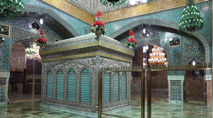 بالصور.. إضاءة ضريح الإمام الرضا (ع) بألوان جديدة