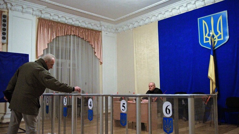 حزب زيلينسكي يتعرض لهزيمة كارثية بالانتخابات الاوكرانية