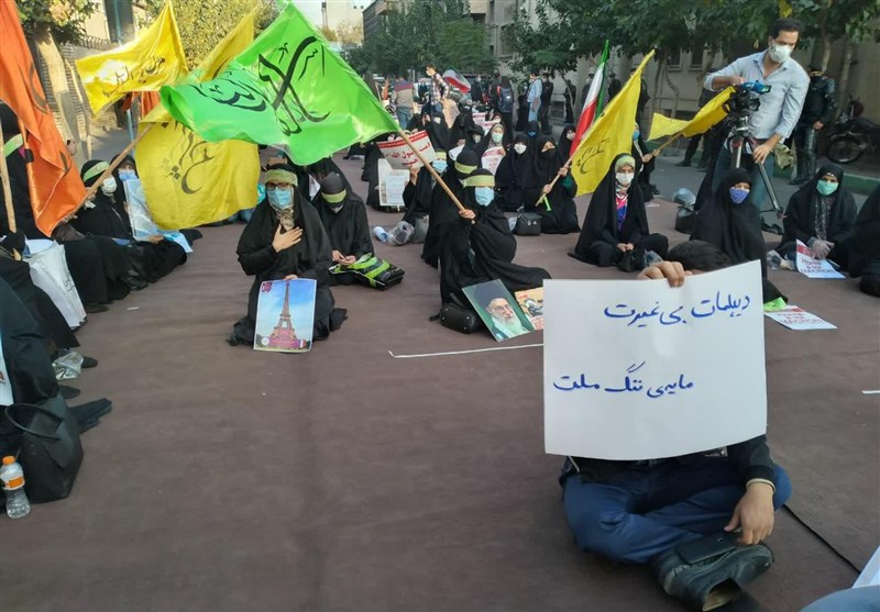بالصور..تظاهرة امام السفارة الفرنسية في طهران تندد بتصريحات ماكرون