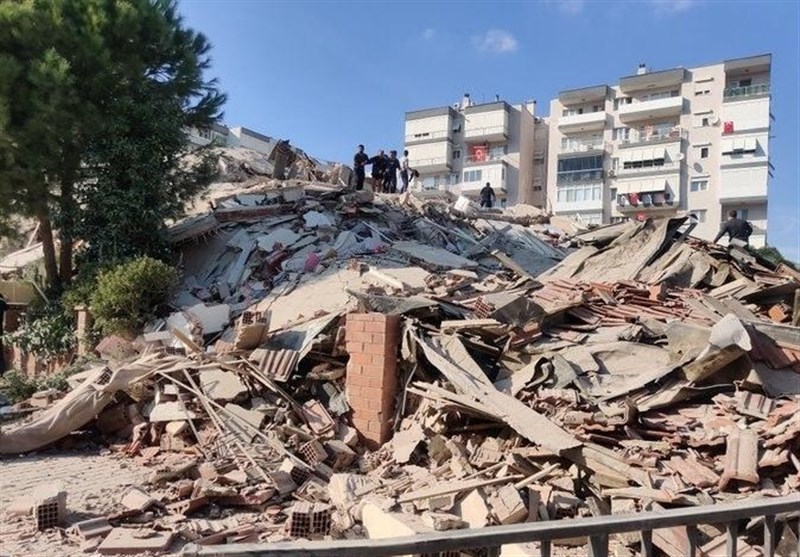 بالصور.. آثار الدمار الذي خلفه زلزال إزمير التركية