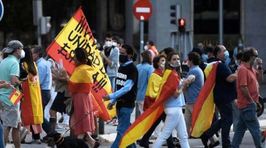 احتجاجات وأعمال شغب في إسبانيا ضد قيود كورونا
