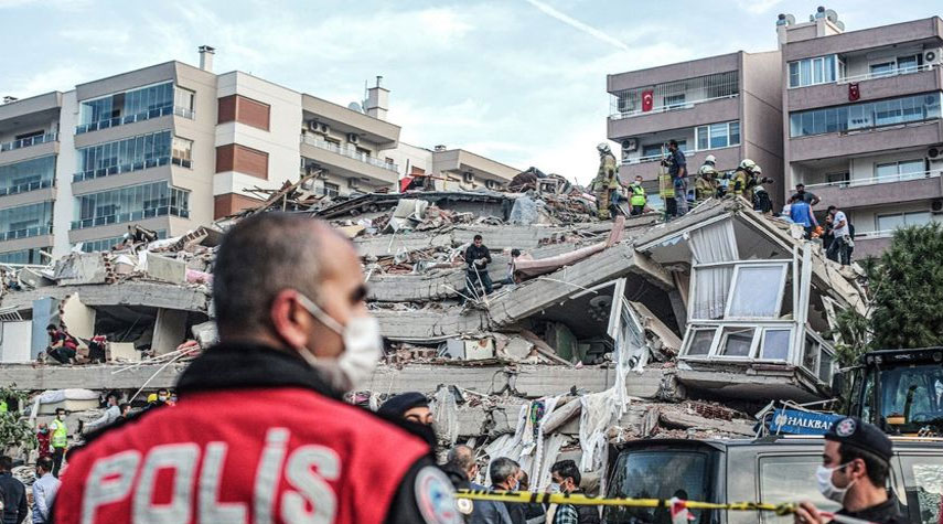 ارتفاع عدد ضحايا زلزال إزمير التركية إلى 81 قتيلاً